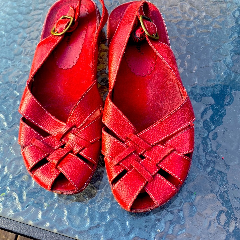 Red Bare Trap flat sandals